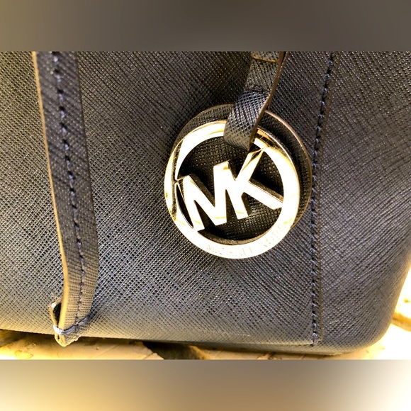 💥Moving to @the_bag_guy💥Michael Kors - Greenwich Medium Bucket Bag - Picture 5 of 16